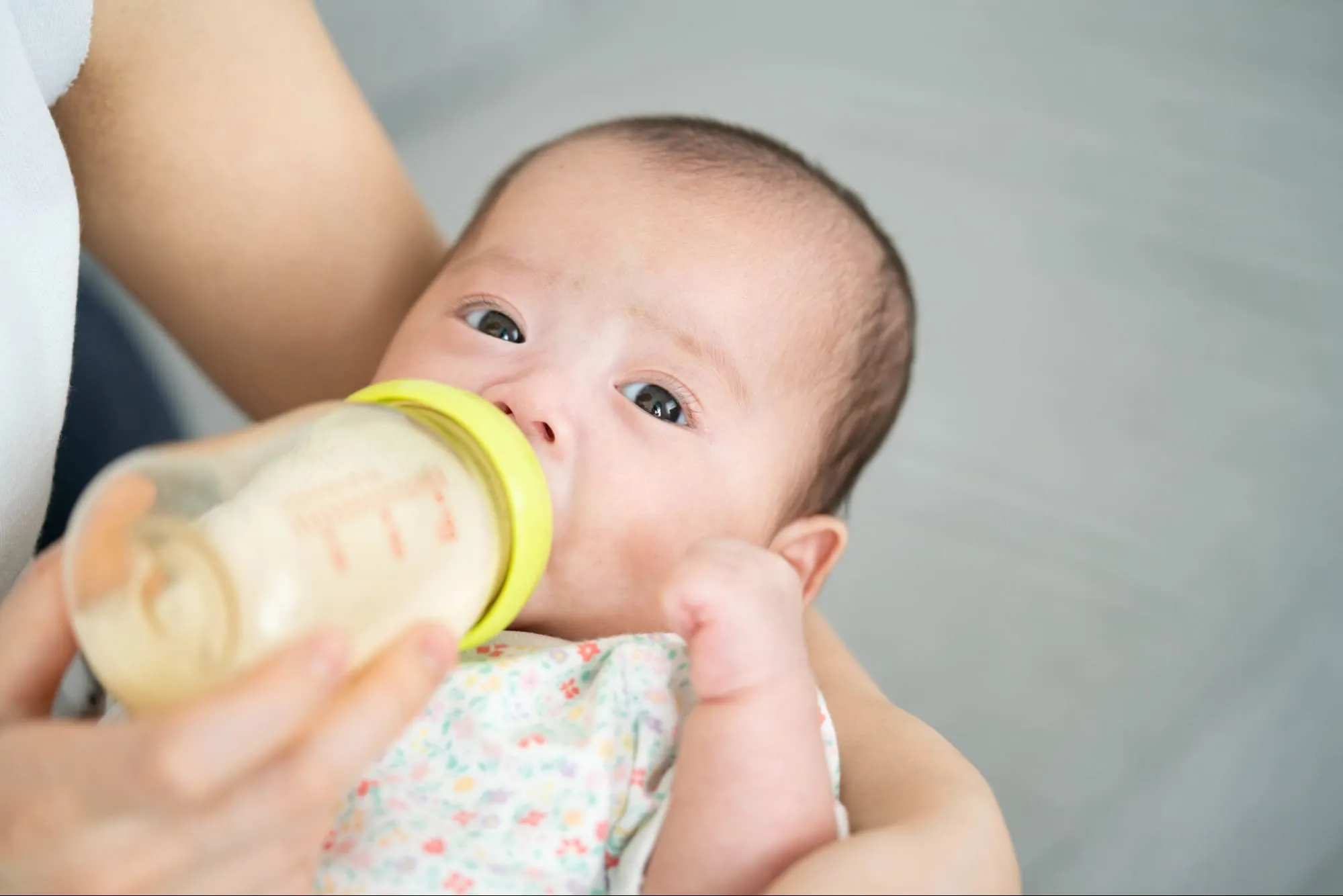 ミルクを飲む赤ちゃん