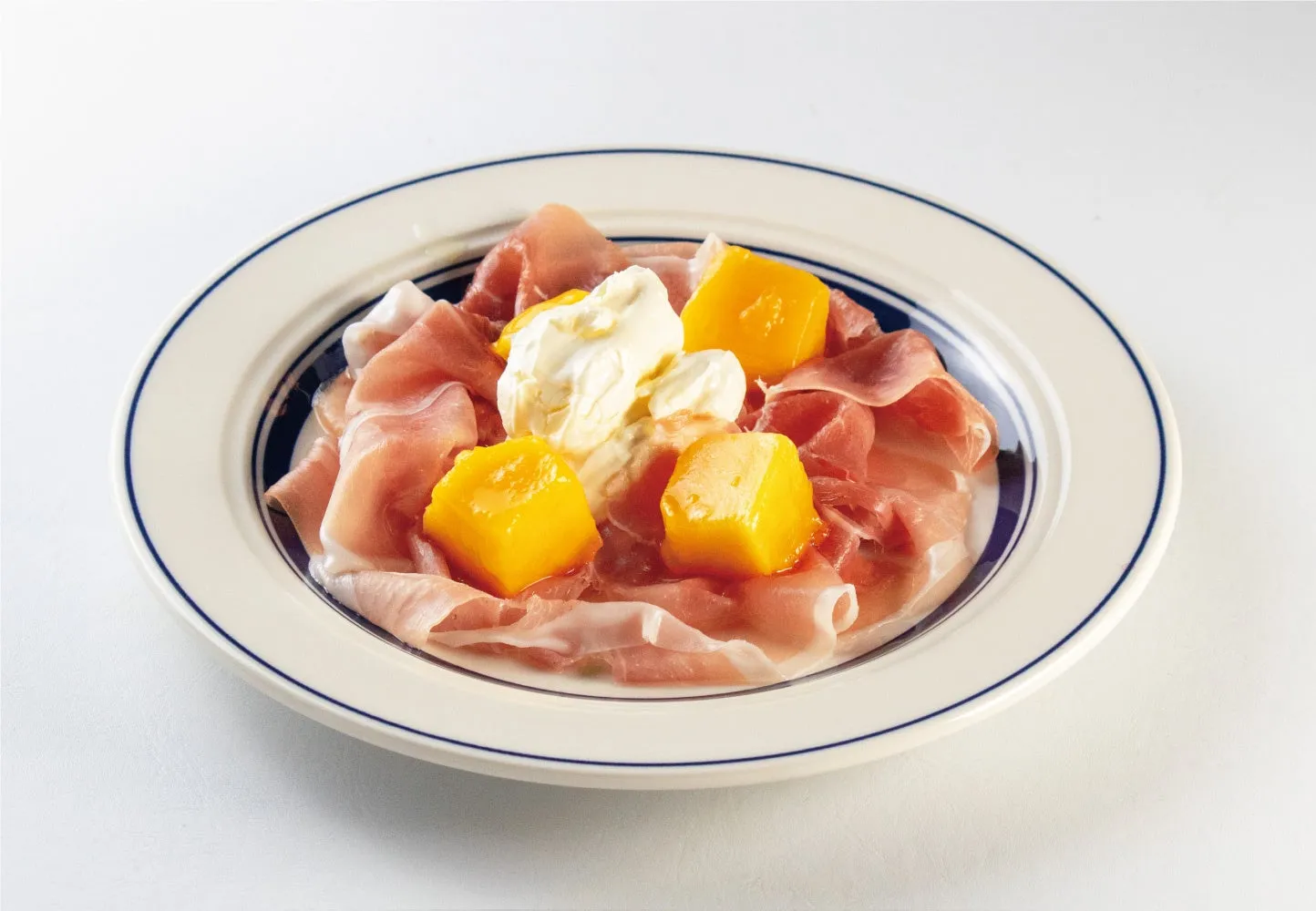 生ハムとマンゴー、チーズのパスタ