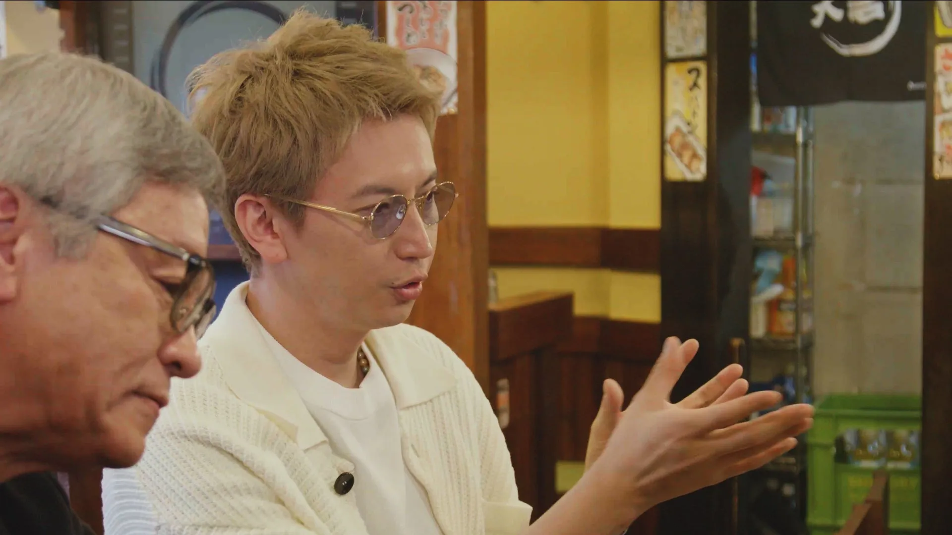 会話する二人の人物と鳥貴族の店内
