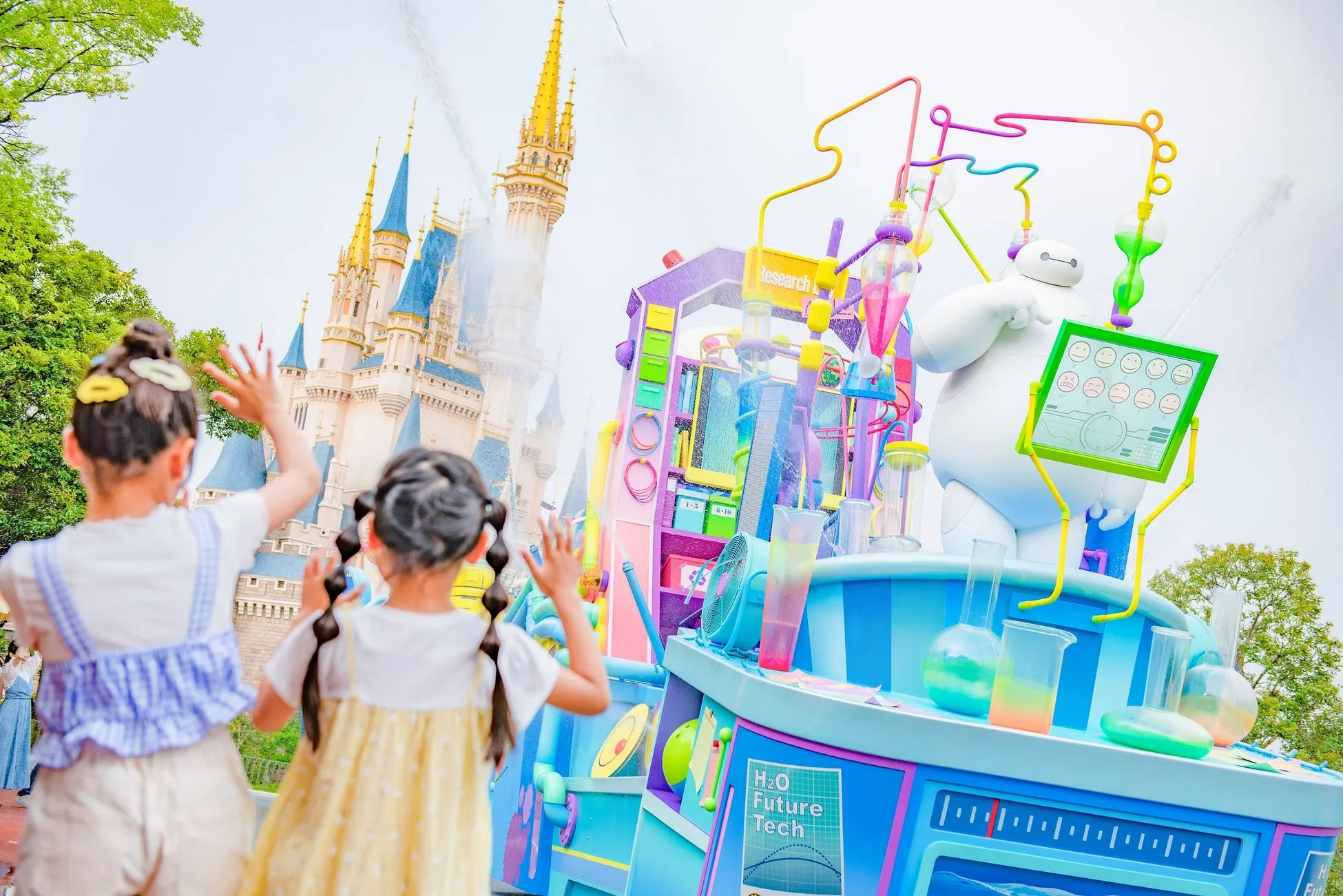 東京ディズニーリゾートのカラフルなパレードとベイマックス