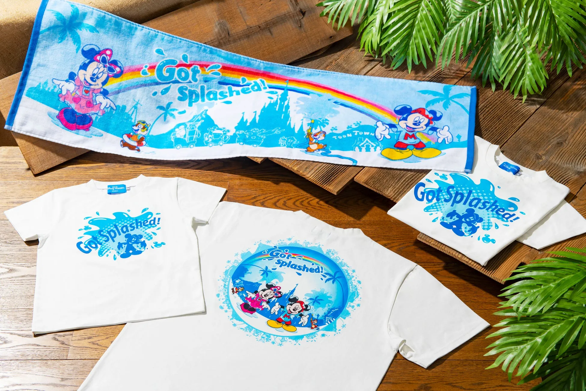 ディズニーリゾートの夏限定グッズ、タオルとTシャツ