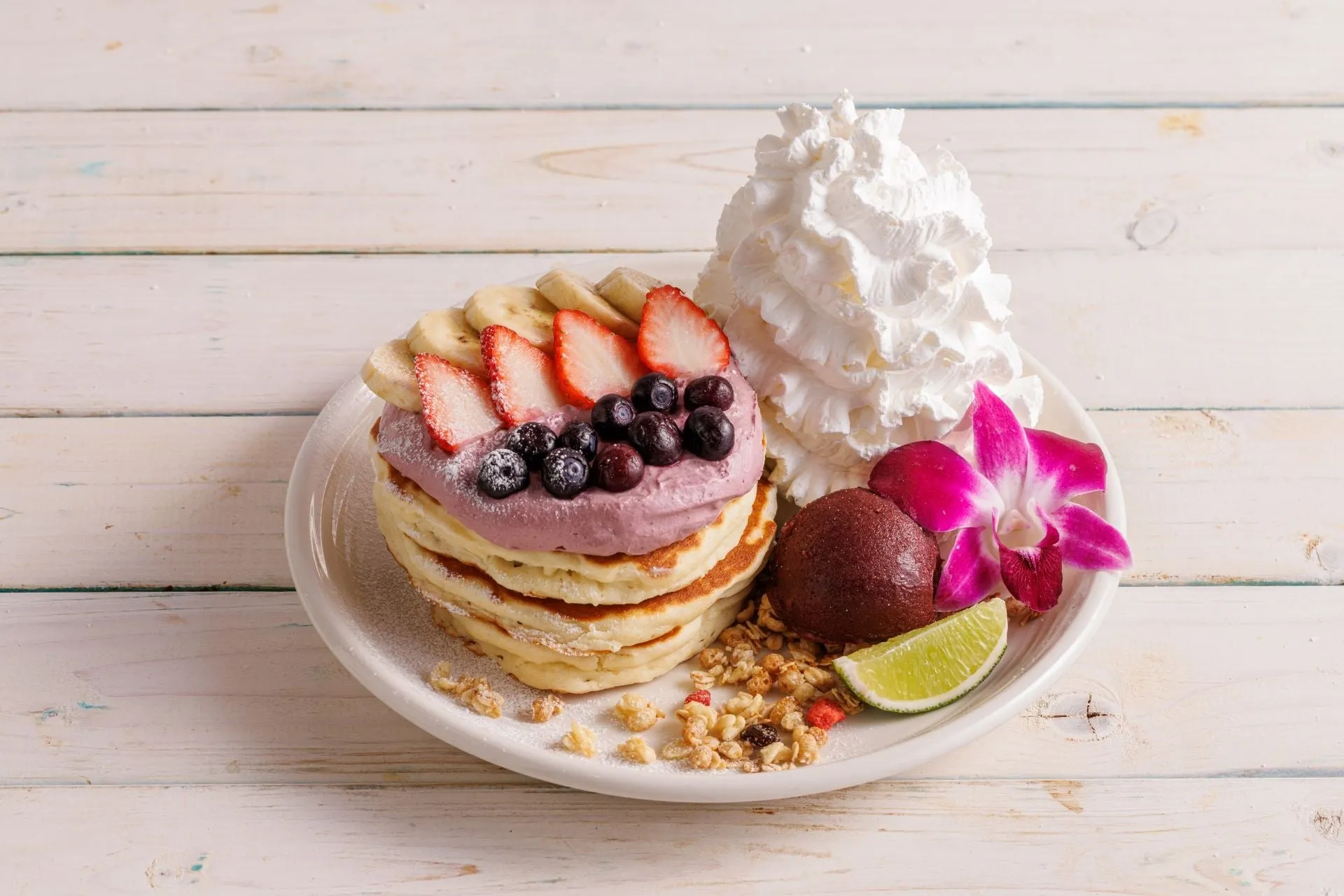 フルーツとホイップクリームが飾られた特製パンケーキ