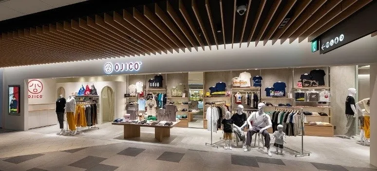 OJICO店舗の内部、Tシャツとアパレル商品