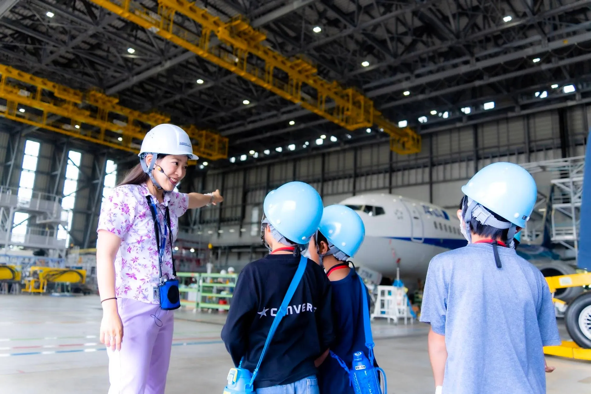 MRO Japan機体整備工場で航空機見学ツアーを楽しむ参加者たち