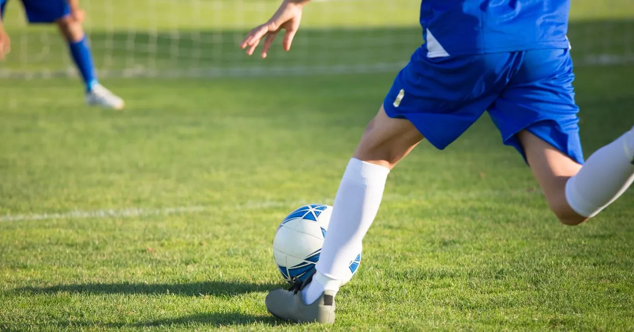 サッカーをする少年