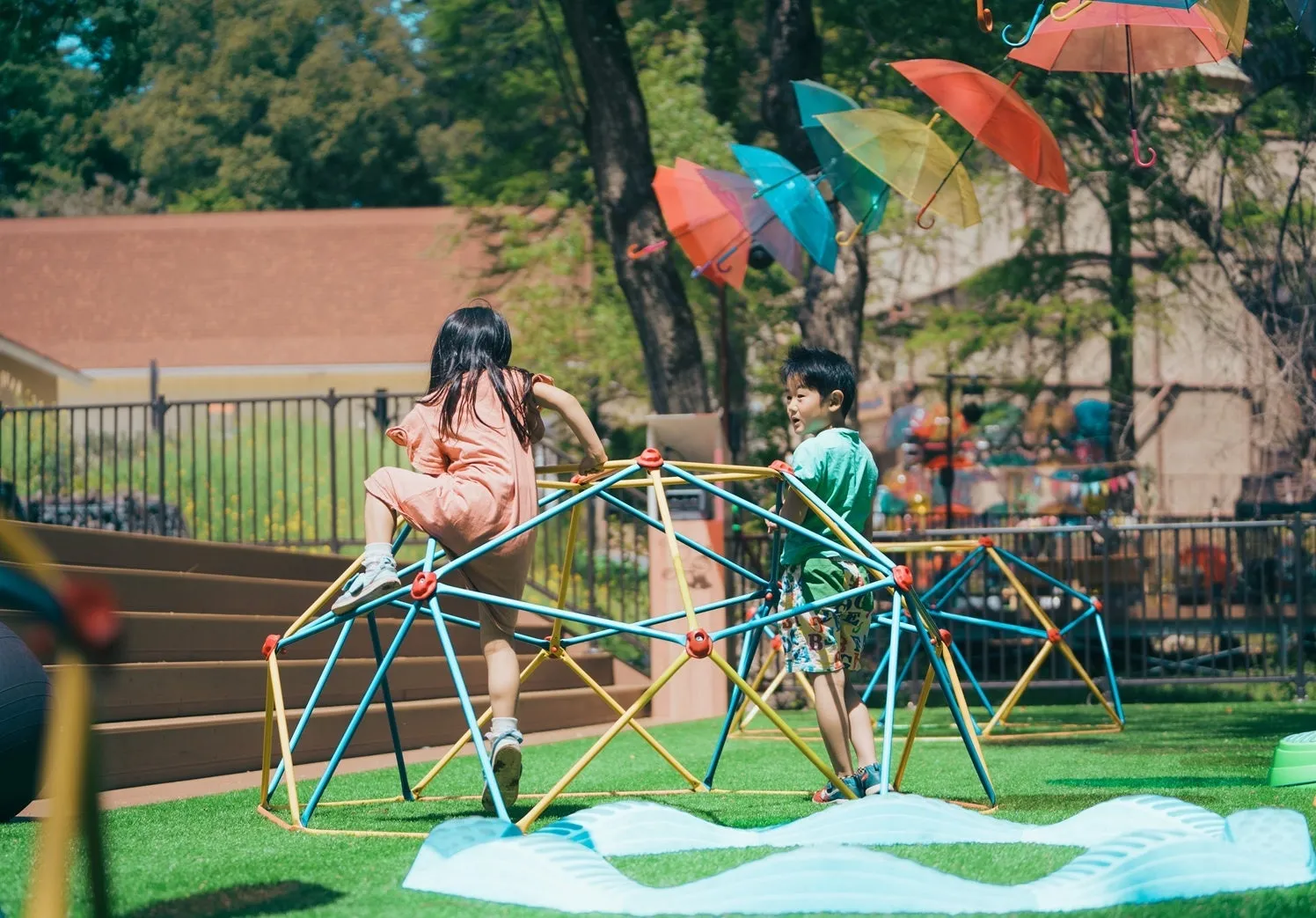 ムーミンバレーパークの遊具で遊ぶ子供たち