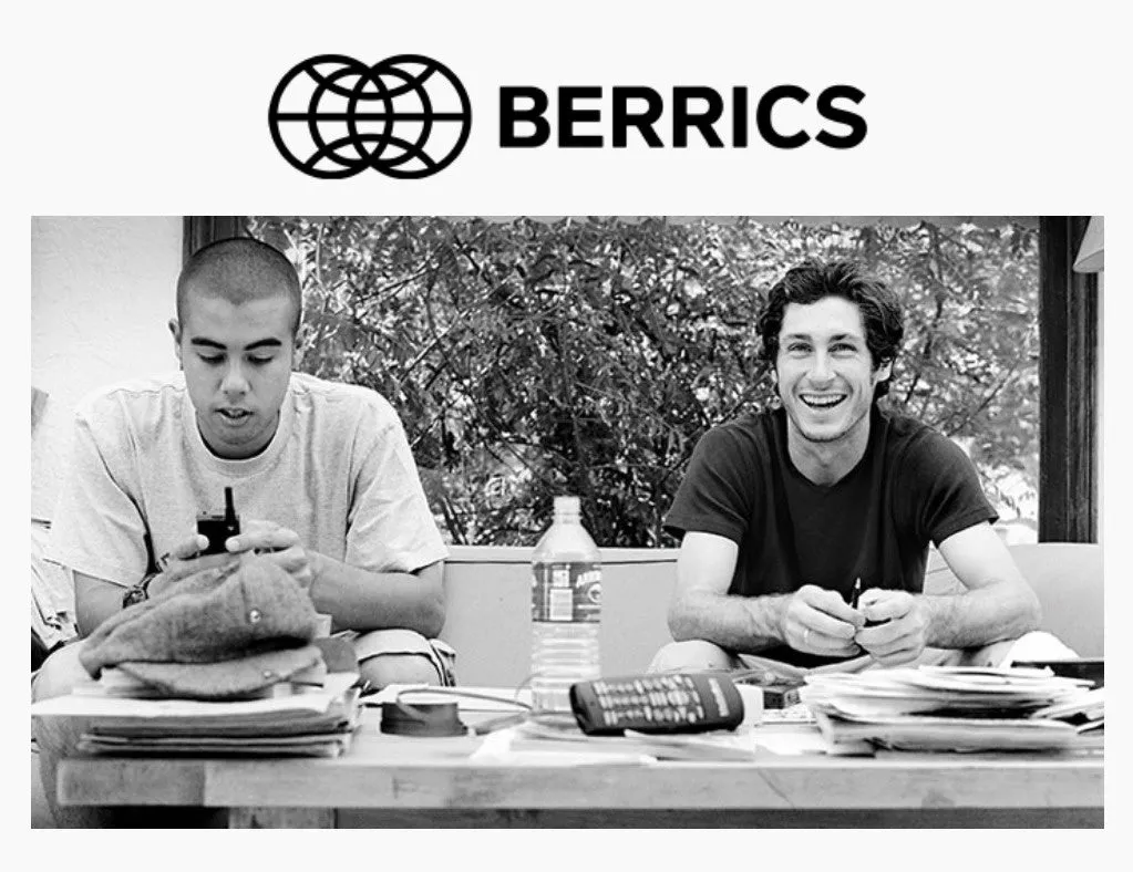 THE BERRICSロゴと二人の人物