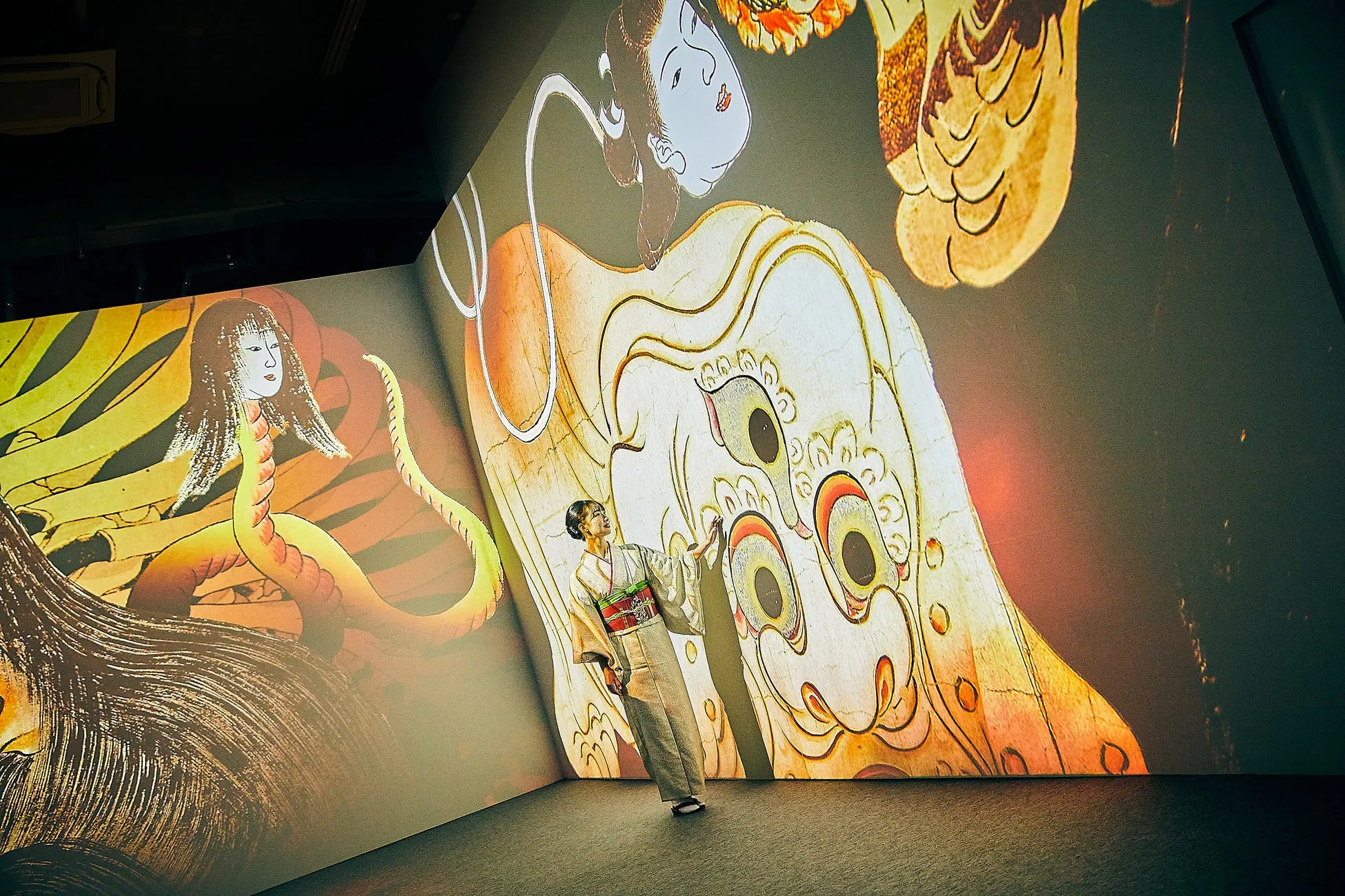動き出す妖怪展のデジタルアートと来場者