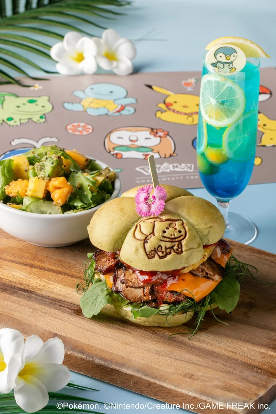 ポケモンの焼き印付きバーガーと青いドリンク