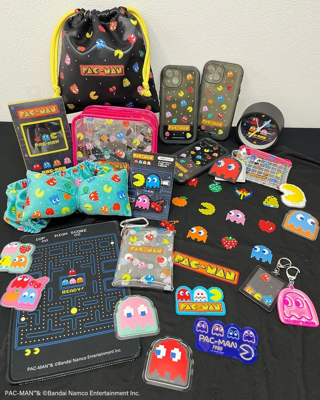 パックマンコラボ雑貨が並ぶ展示