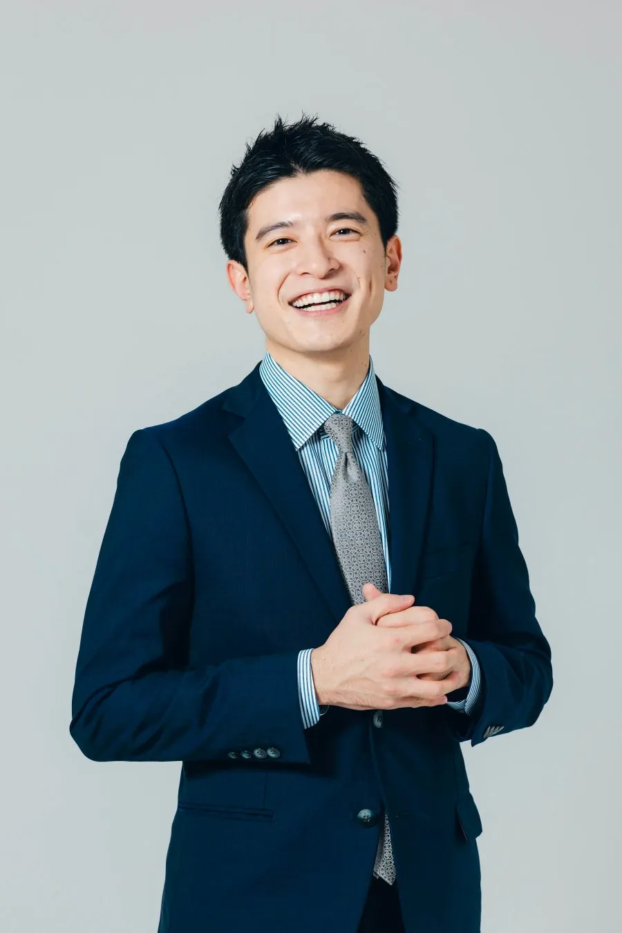 スーツを着た笑顔の男性