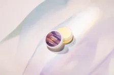 心をほどく、澄んだ空気のような香り。「UNWIND」チューニングバームが登場