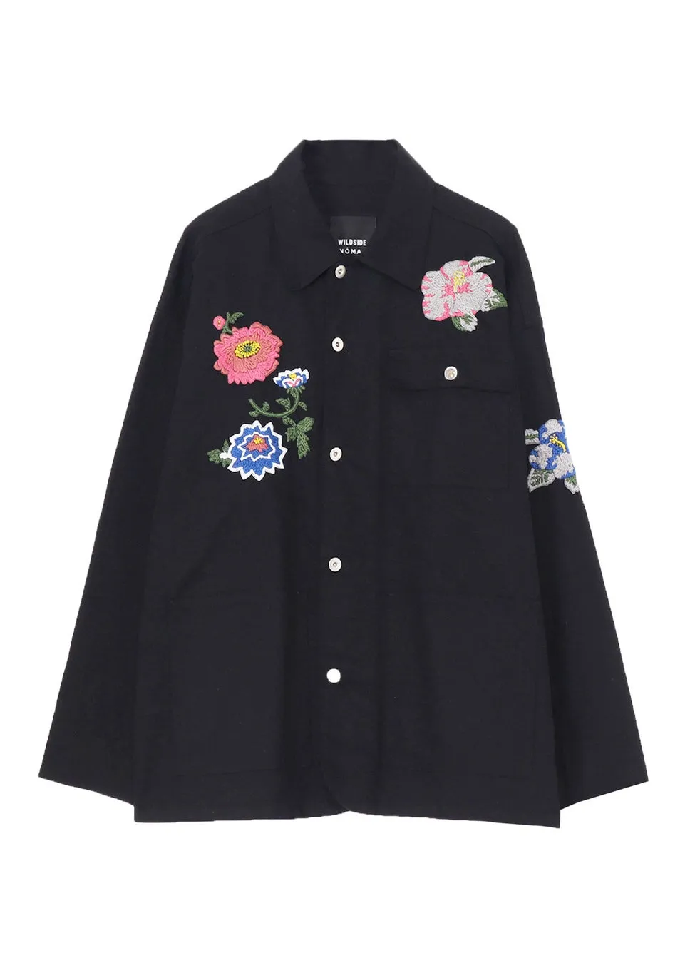 花の手刺繍が施されたブラックシャツ