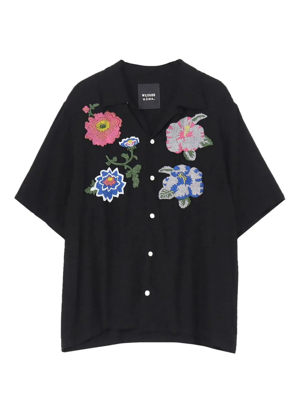 花の手刺繍が施された黒い開襟シャツ