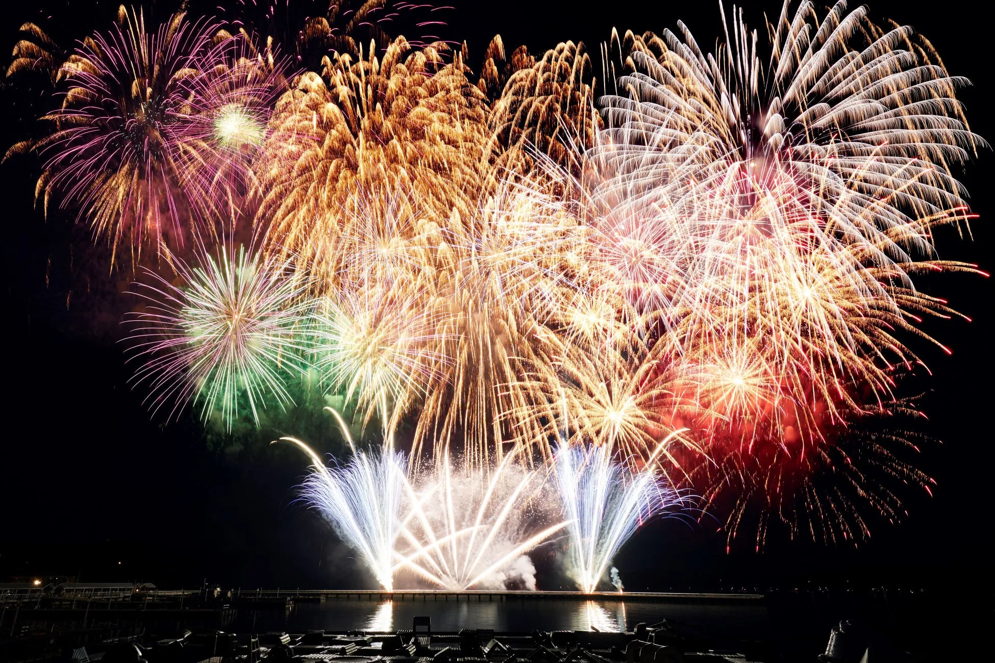 夜空に打ち上げられたカラフルな花火