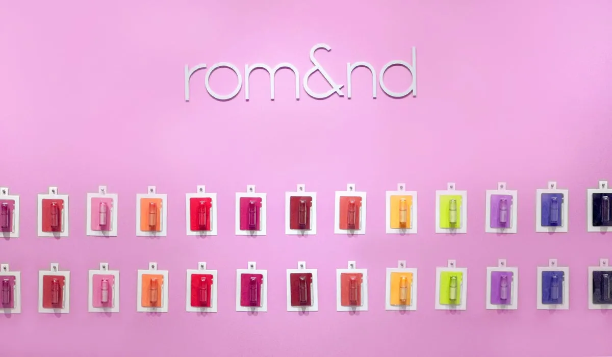 rom&ndディスプレイ、カラフルなリップ製品