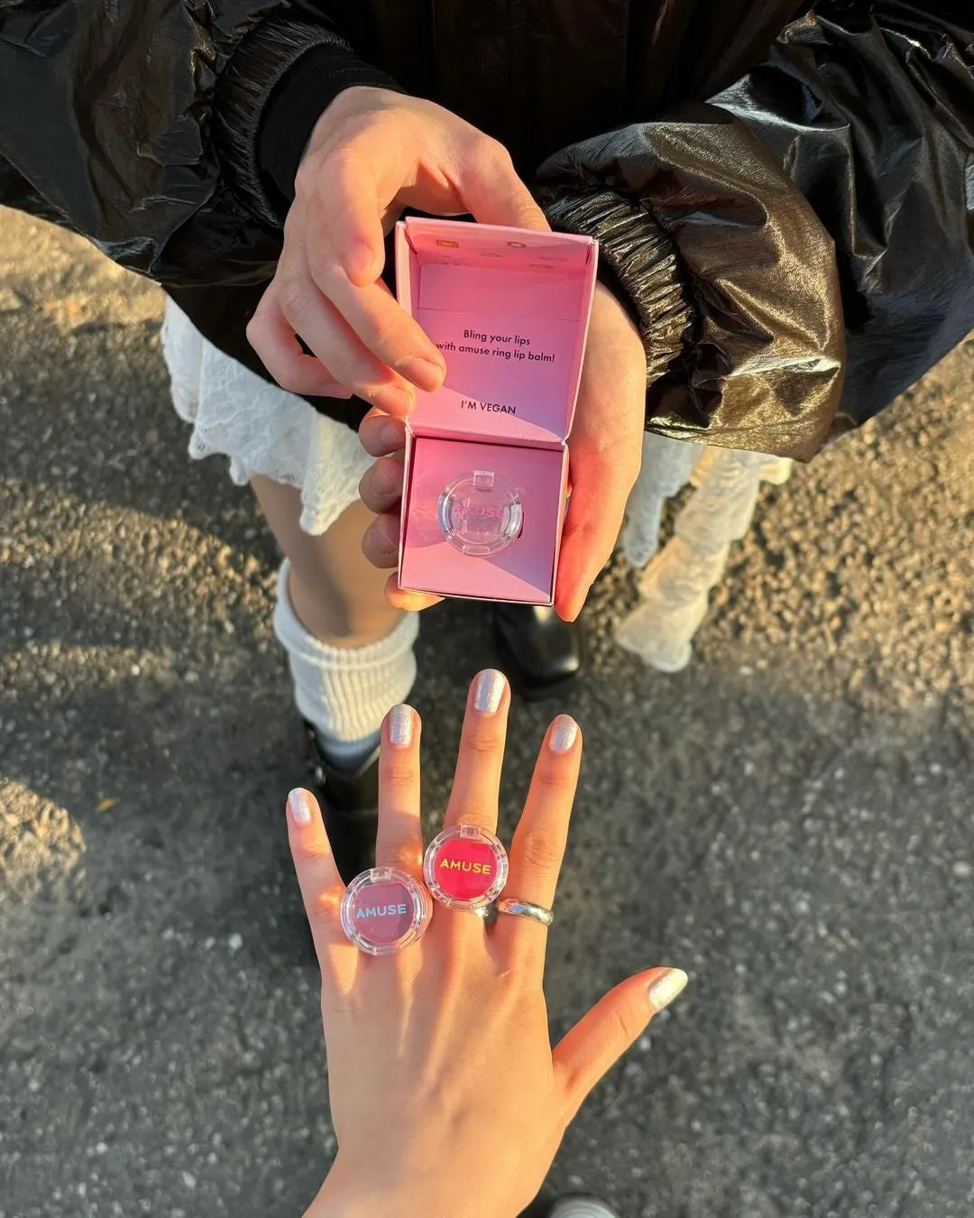 AMUSEのリングリップバームを紹介する手元の写真