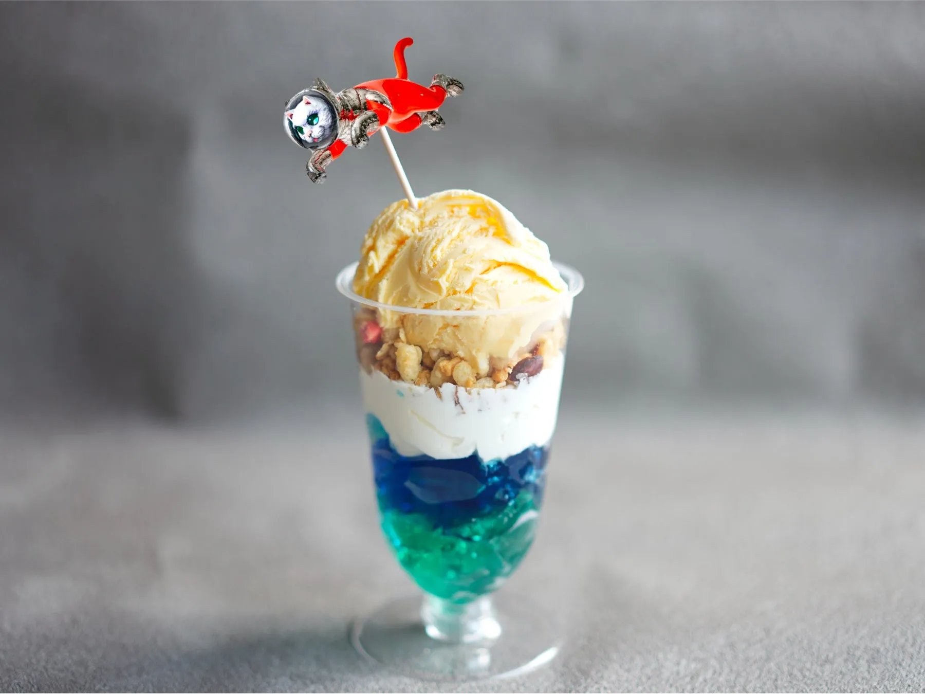 宇宙猫フィギュアが乗った限定スイーツ