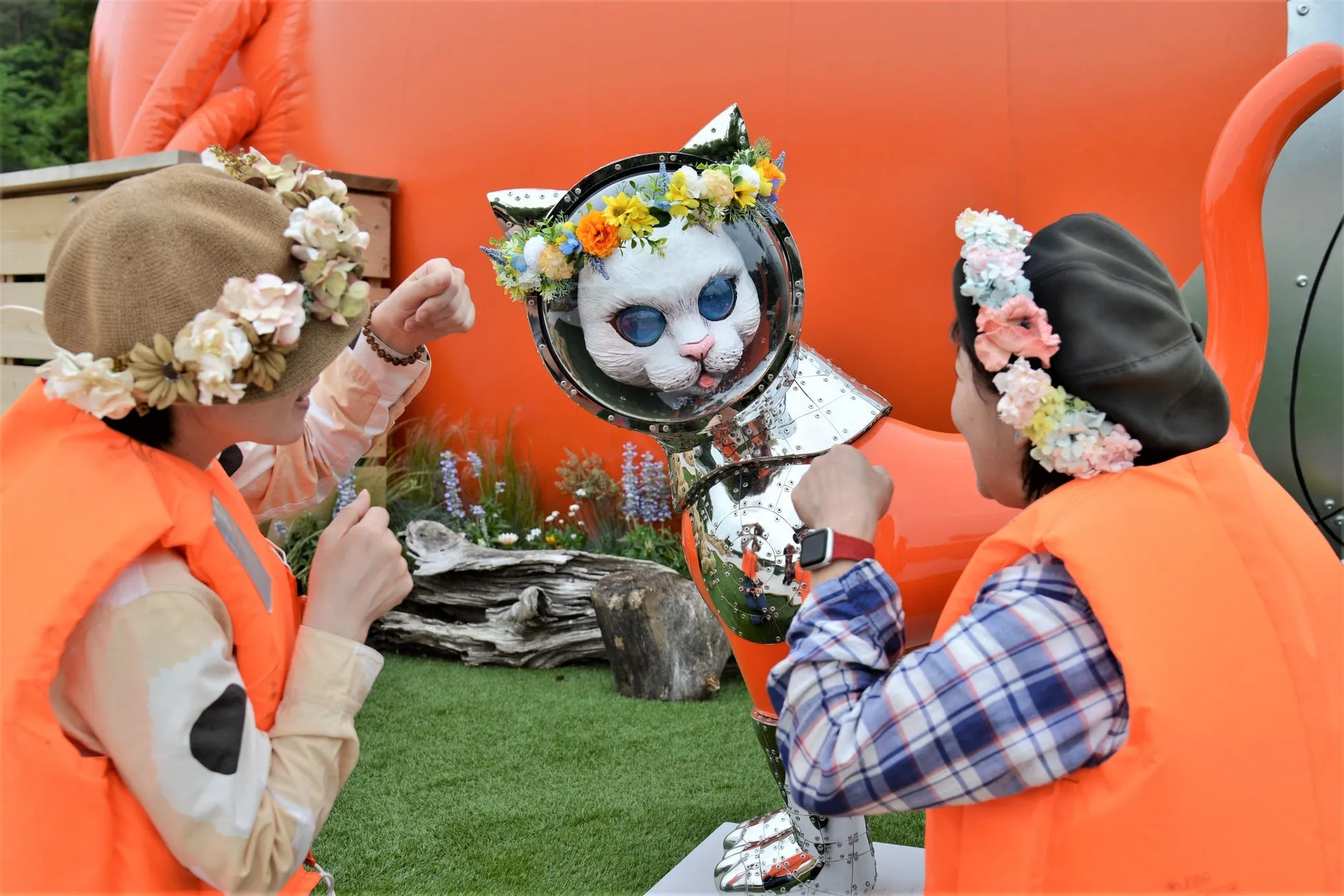 花冠をつけた宇宙猫ロボットと参加者