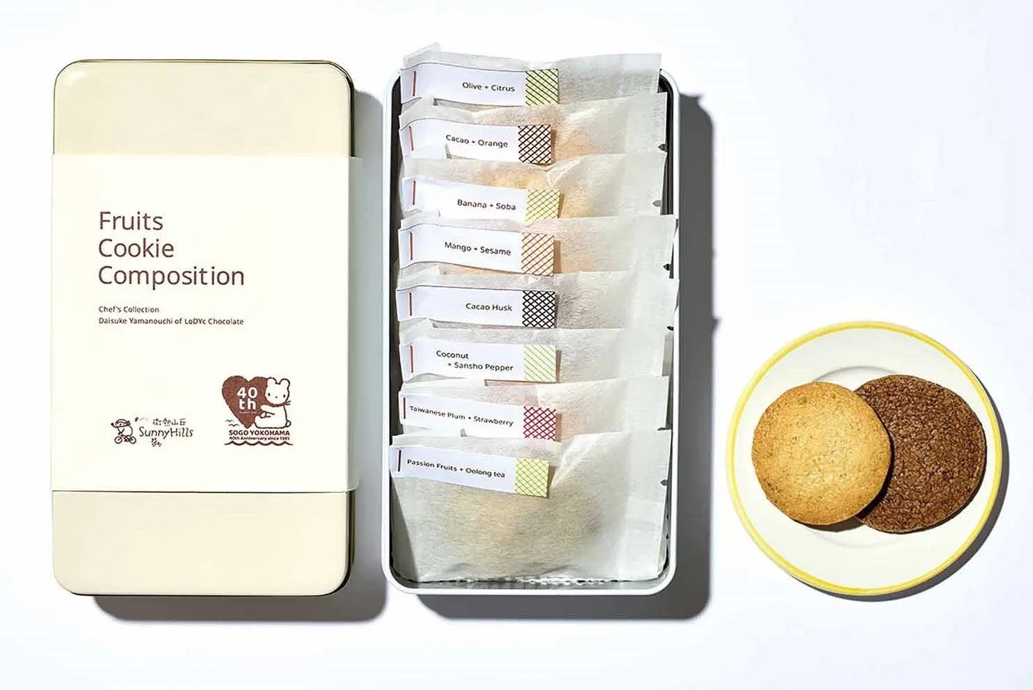 フルーツクッキーコンポジションのケースとプレートに載ったクッキー