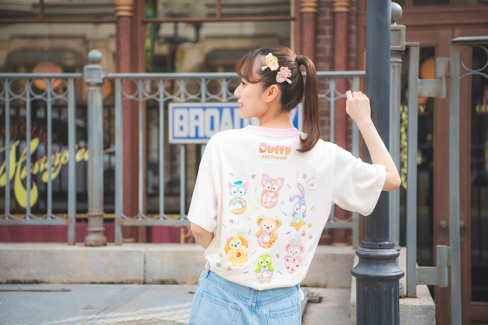 ダッフィー&フレンズのキャラクターが描かれたTシャツ