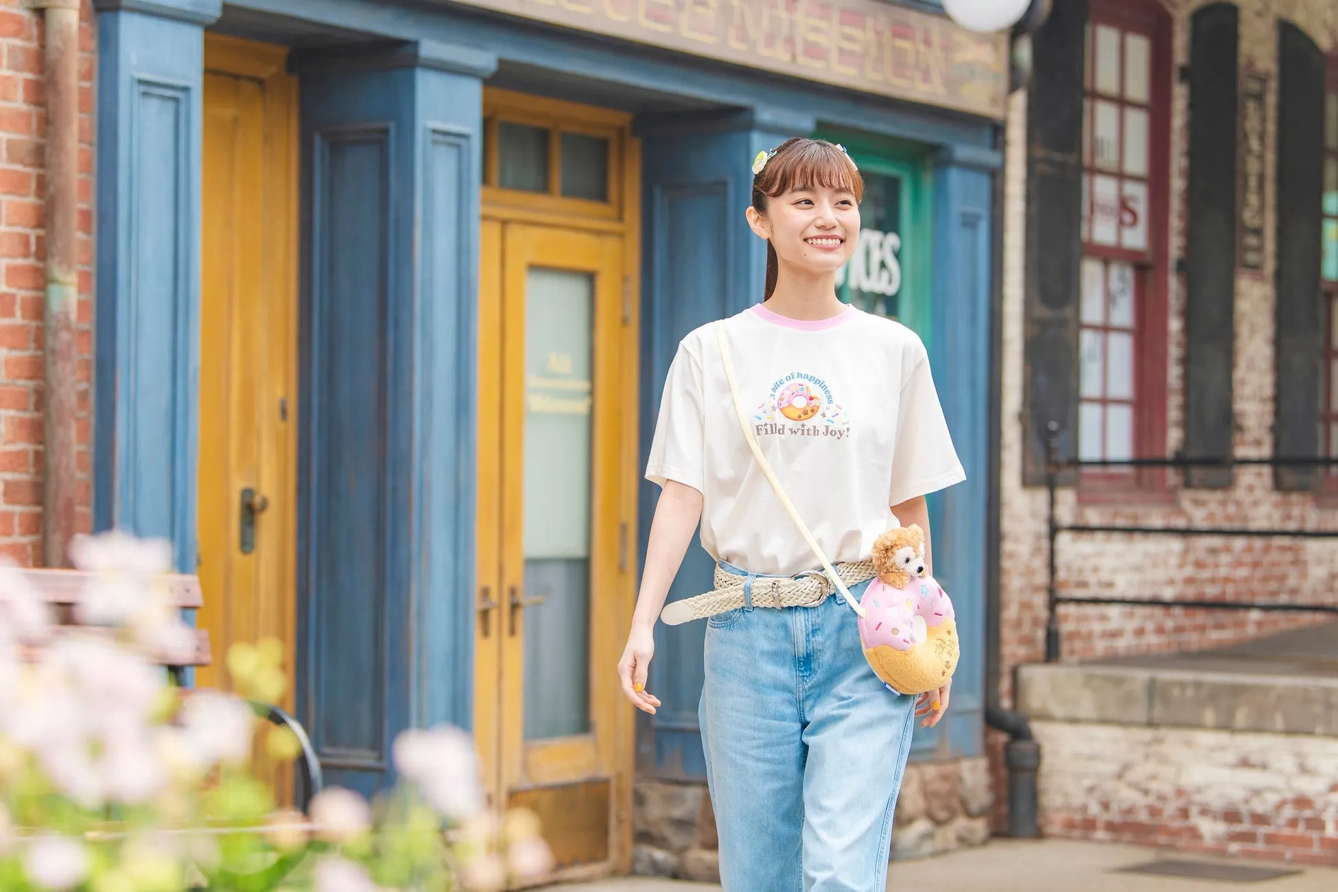 ダッフィー&フレンズのTシャツを着た女性