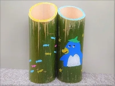 竹に描かれた魚とペンギンのイラスト