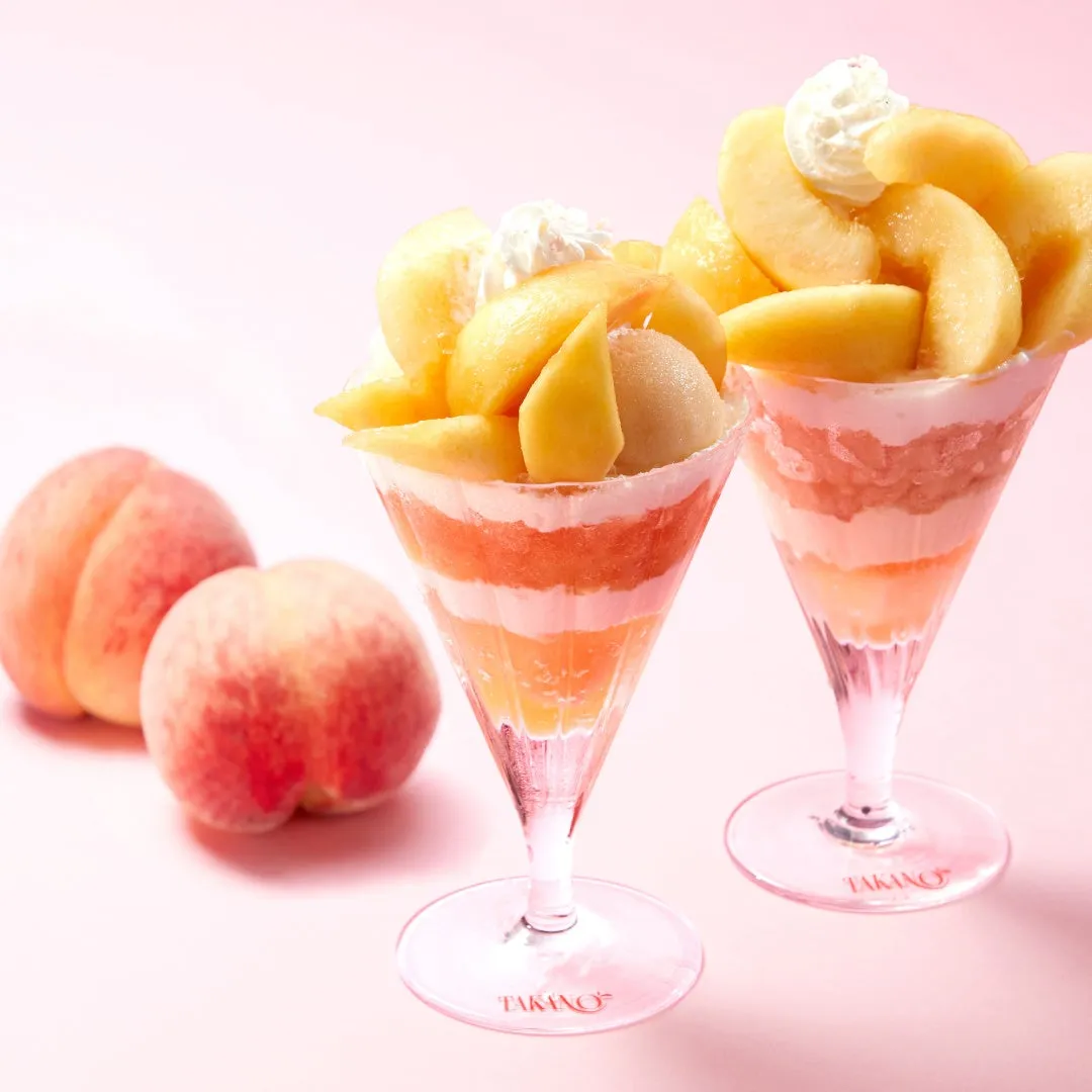 新宿本店のアプリコットヨーグルトクリームと桃のパフェ