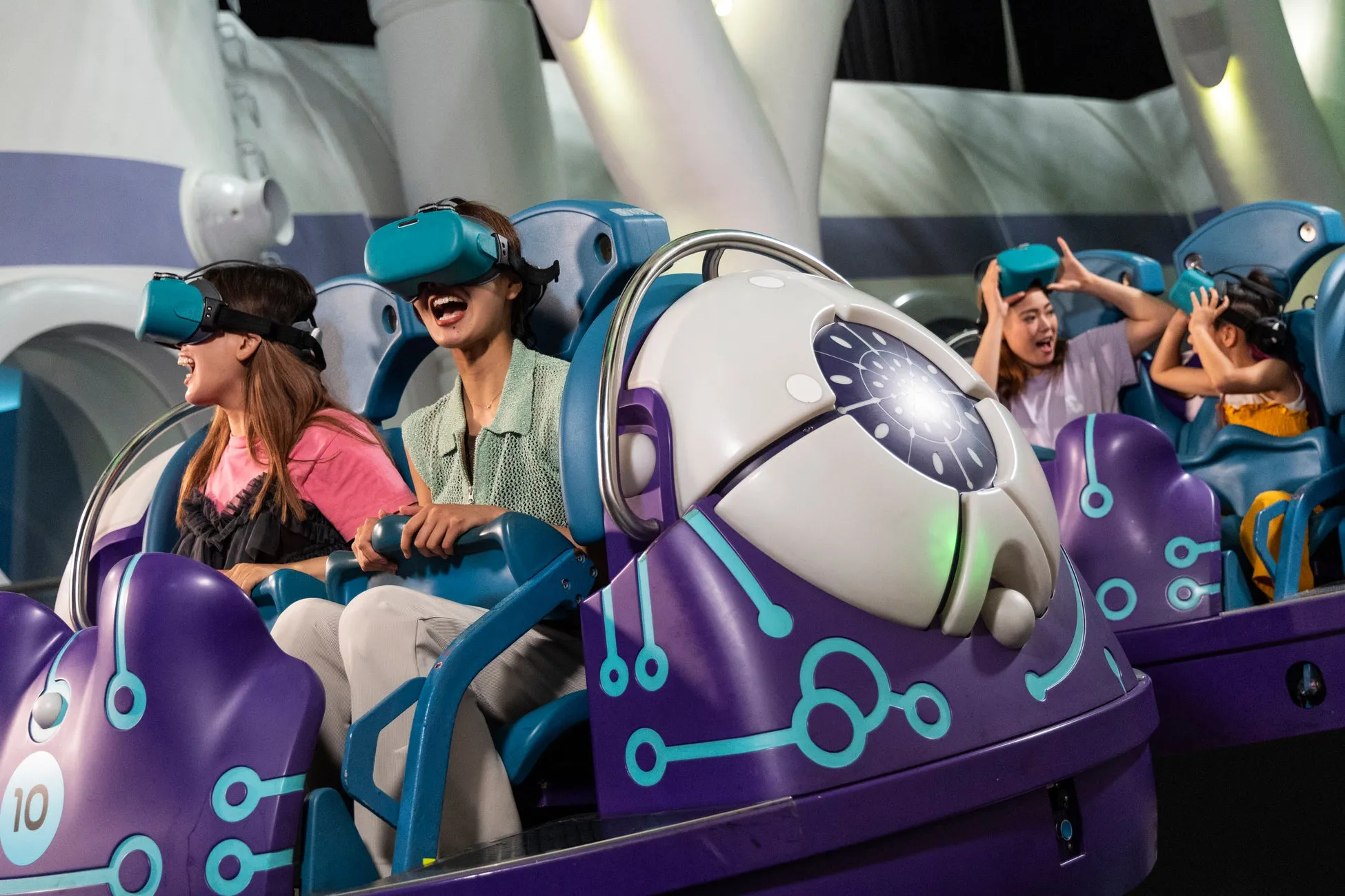 ユニバーサルスタジオでVRライドを楽しむ人々