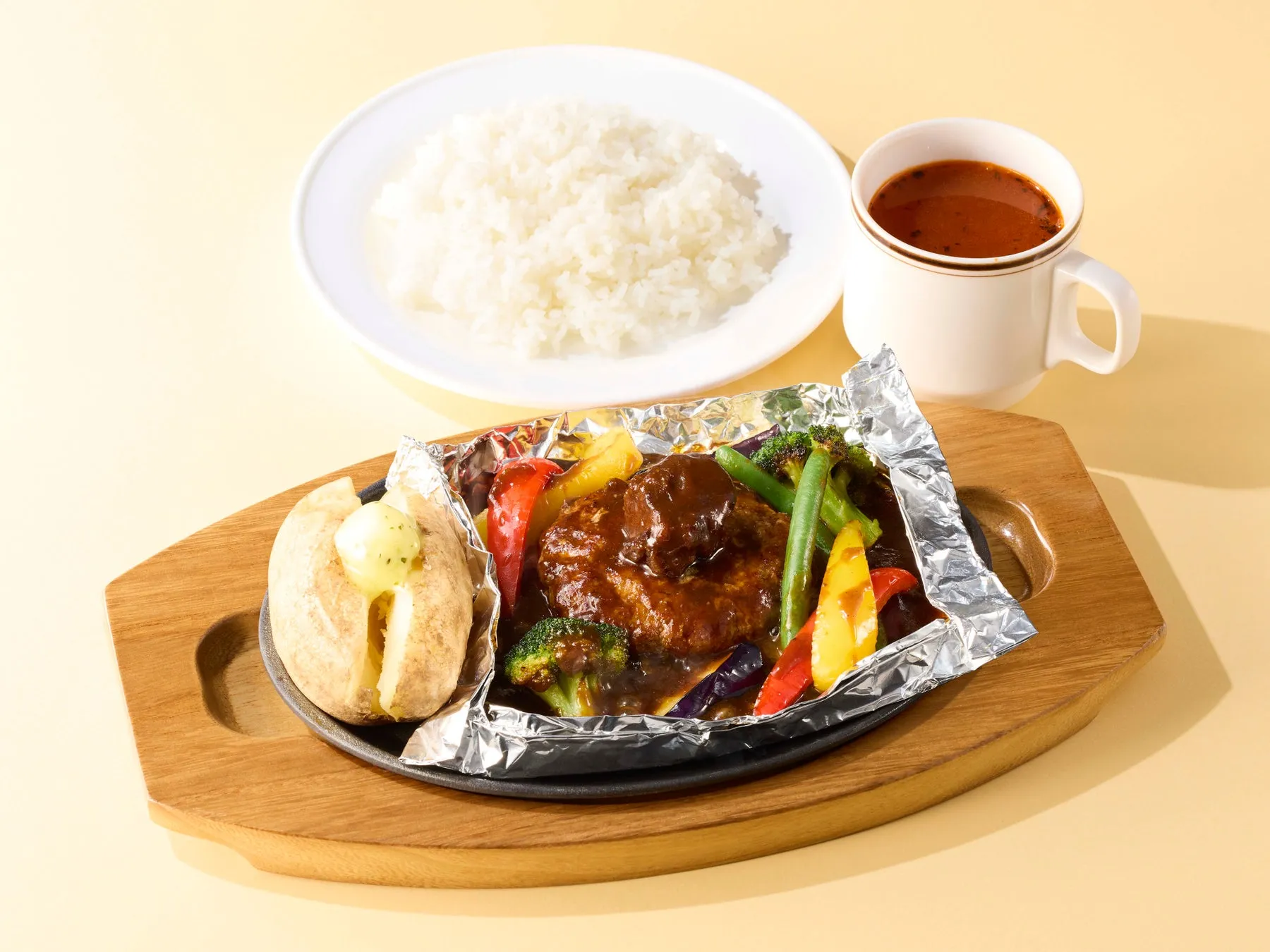 夏野菜の濃厚ビーフシチュー包み焼きハンバーグランチ