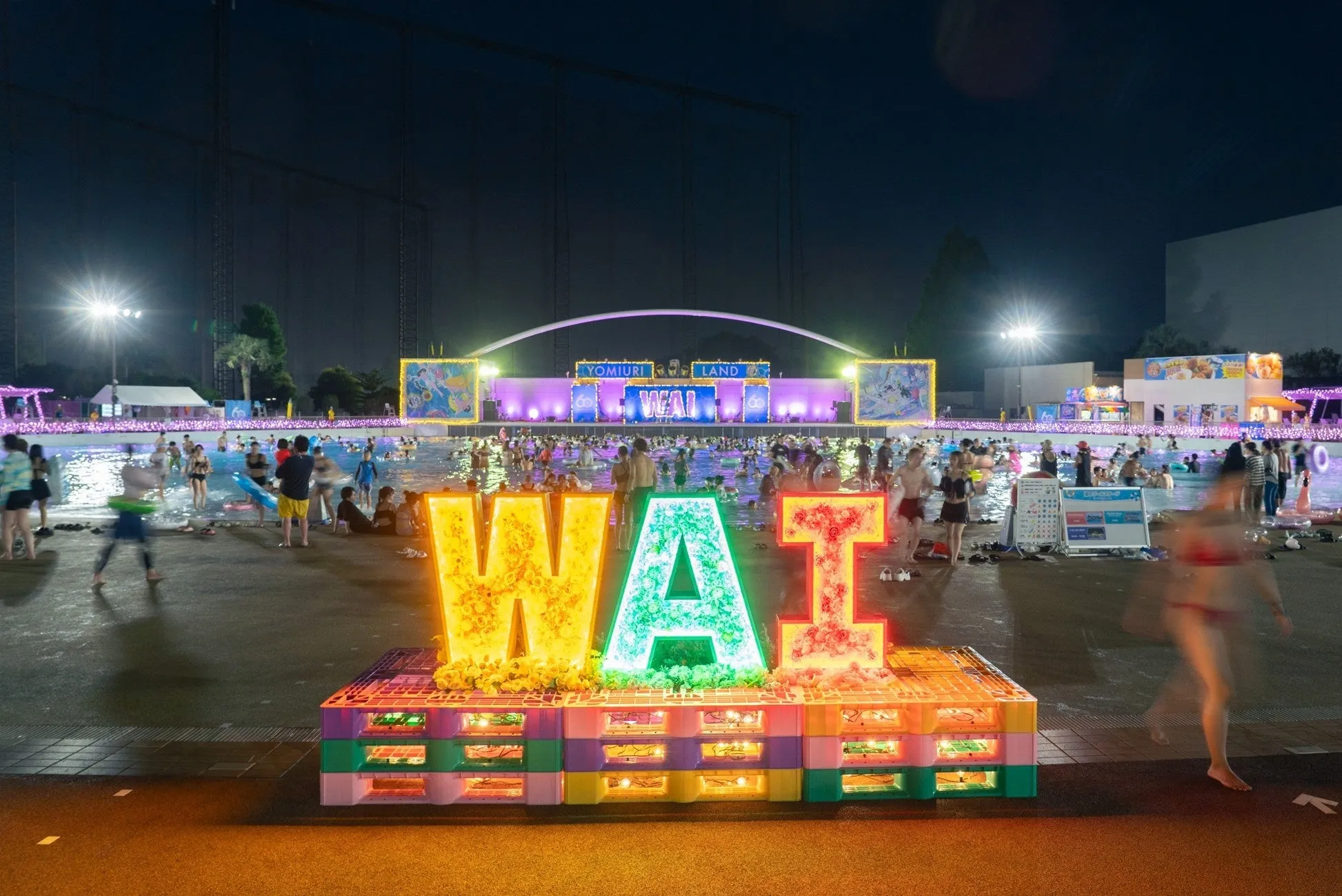 プールWAIの夜のネオン装飾