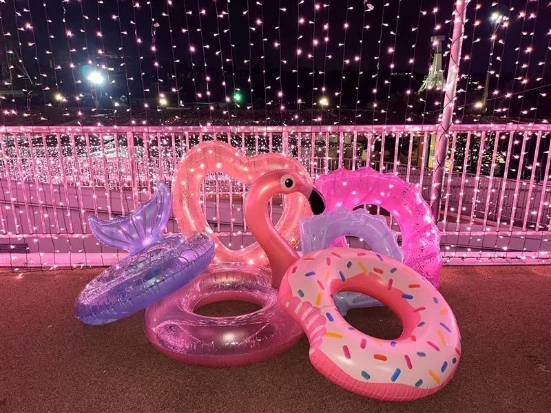 ピンクのイルミネーションとビーチフロート