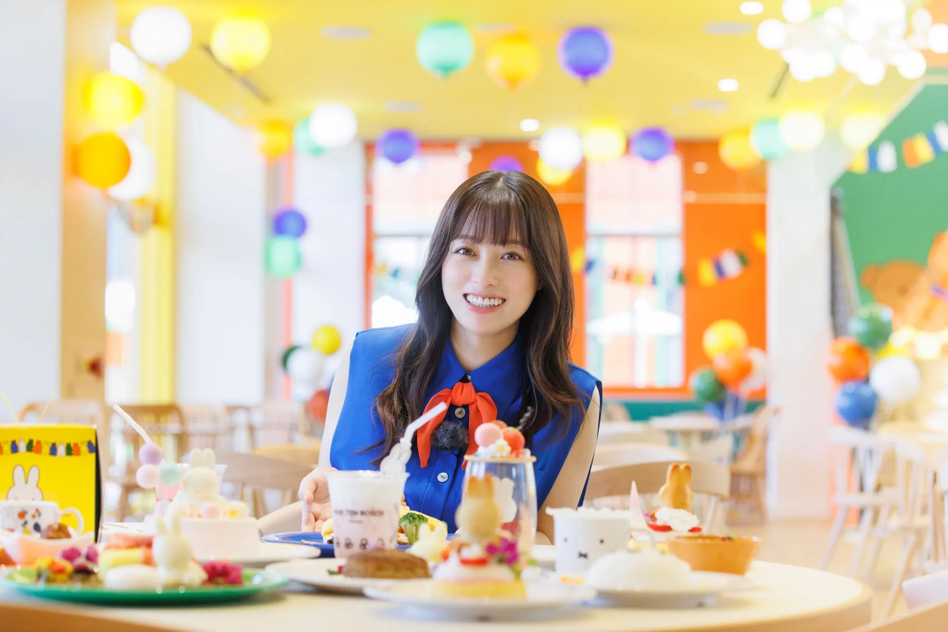 橋本環奈さんとミッフィースイーツが並ぶカラフルなセレモニー会場