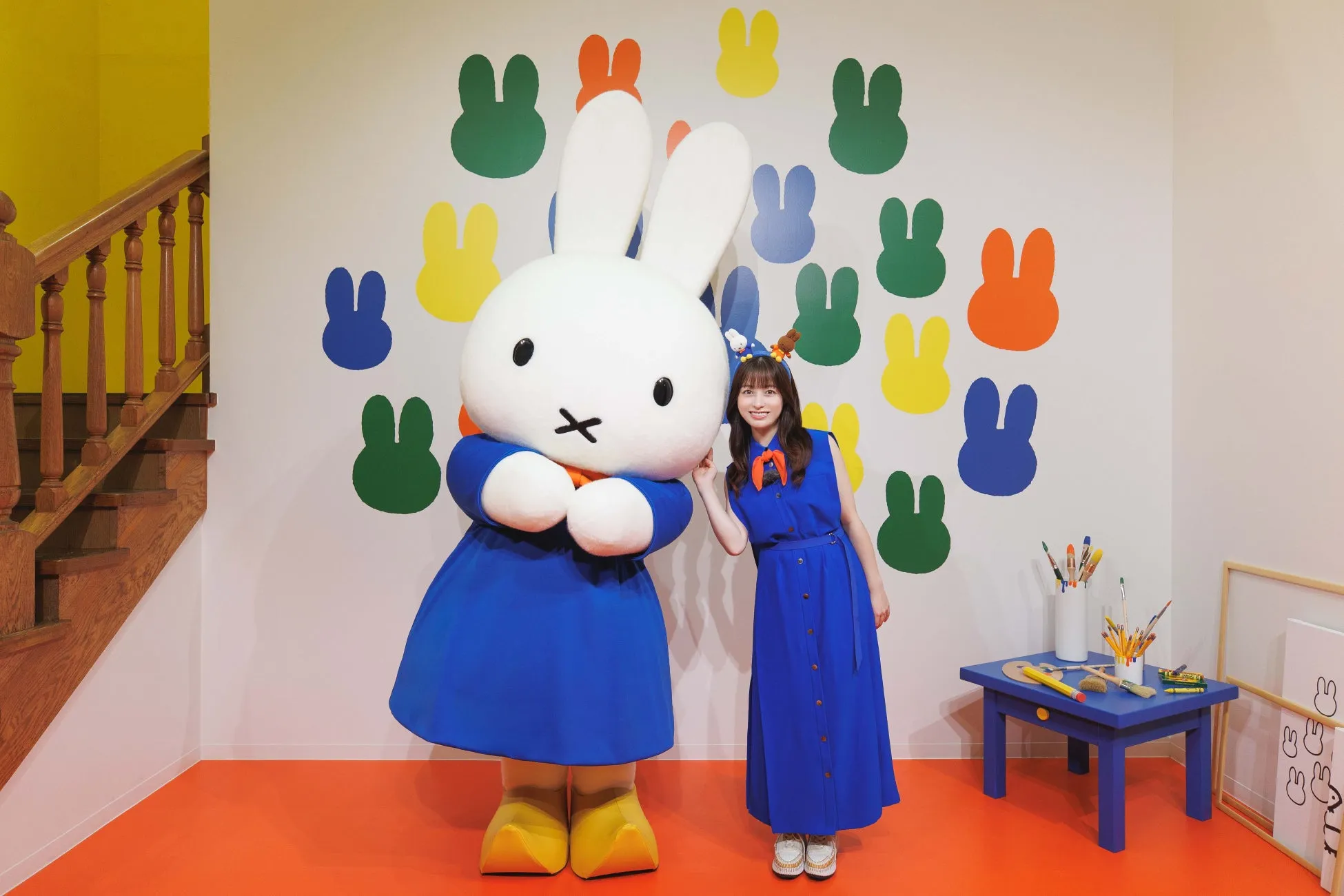 橋本環奈とミッフィーが新エリアで並んでいる