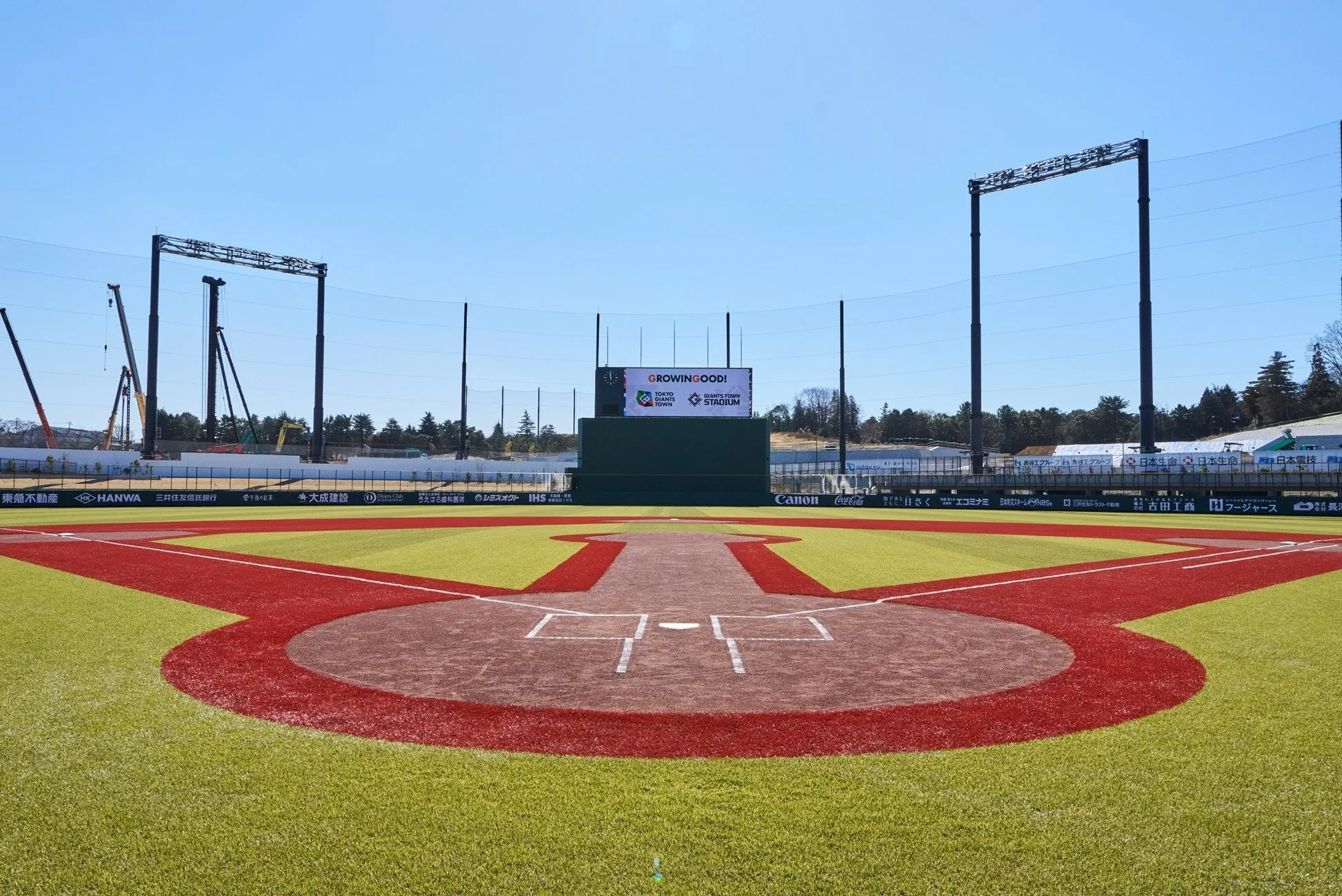 整備された野球場のフィールドと青空