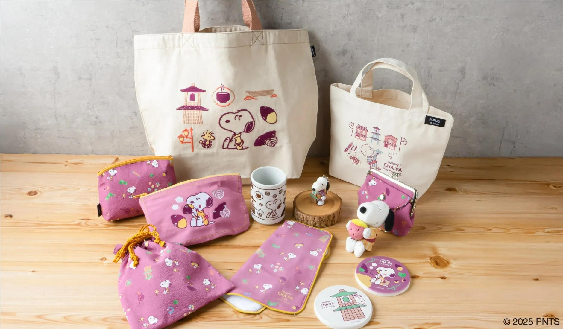 さつまいもを使ったスイーツや湯呑みなど、川越限定グッズ
