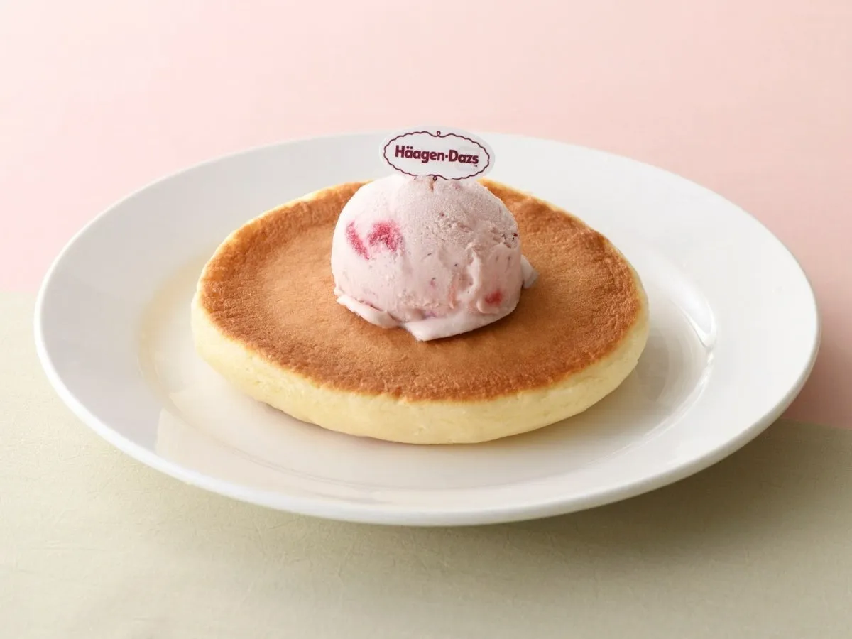 パンケーキにトッピングされたアイスクリームアレンジ