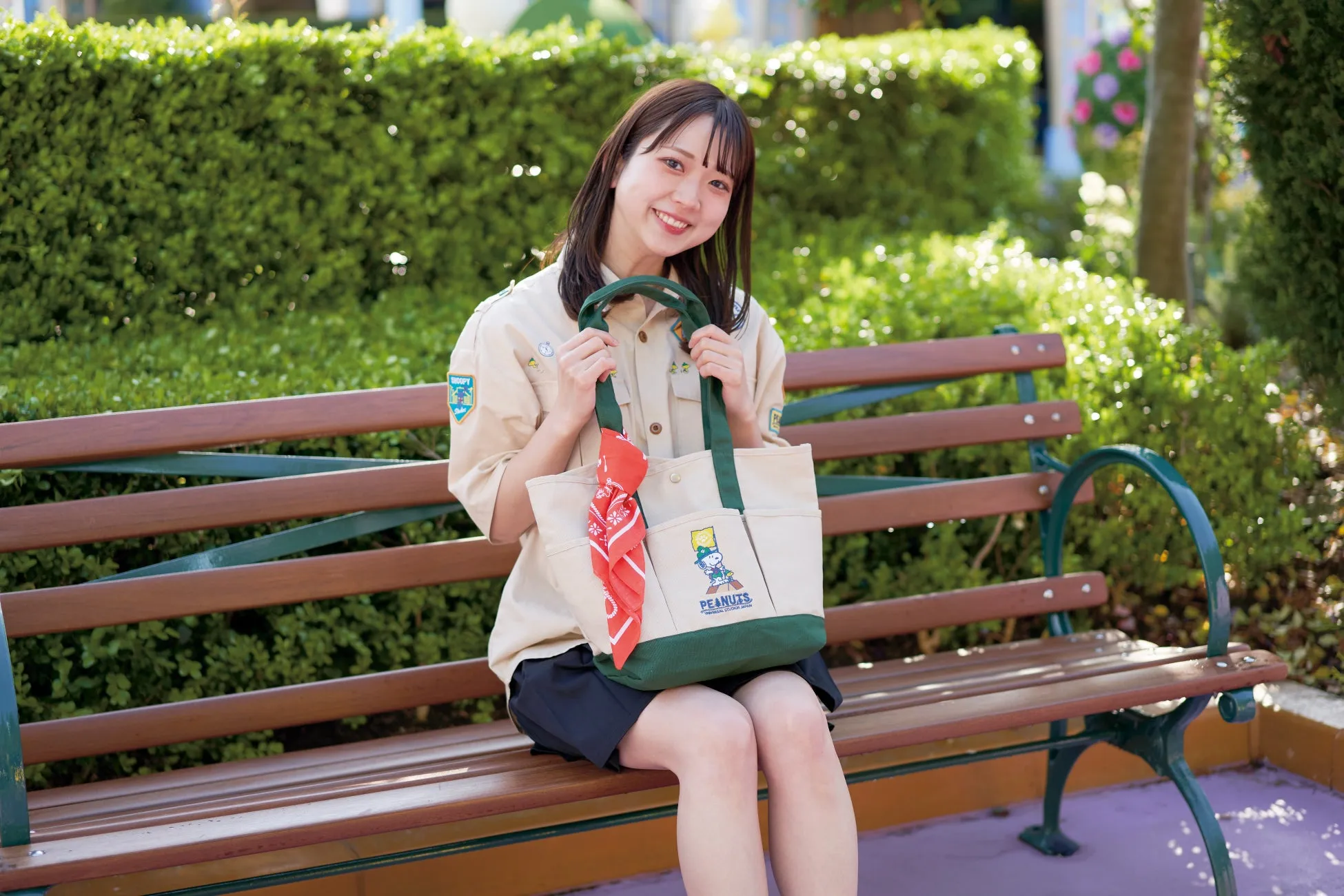 スヌーピースタジオのバッグを持つ女性