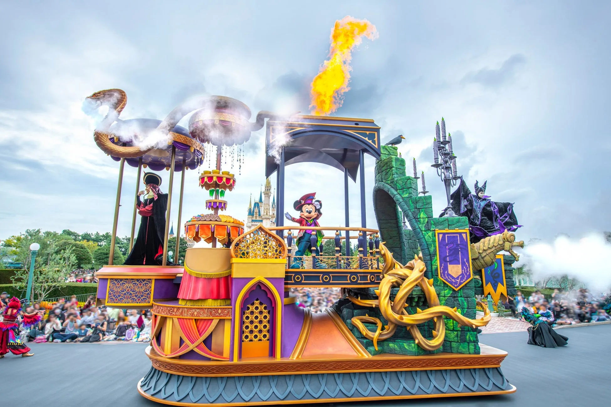 東京ディズニーリゾートのパレード、華やかなフロート