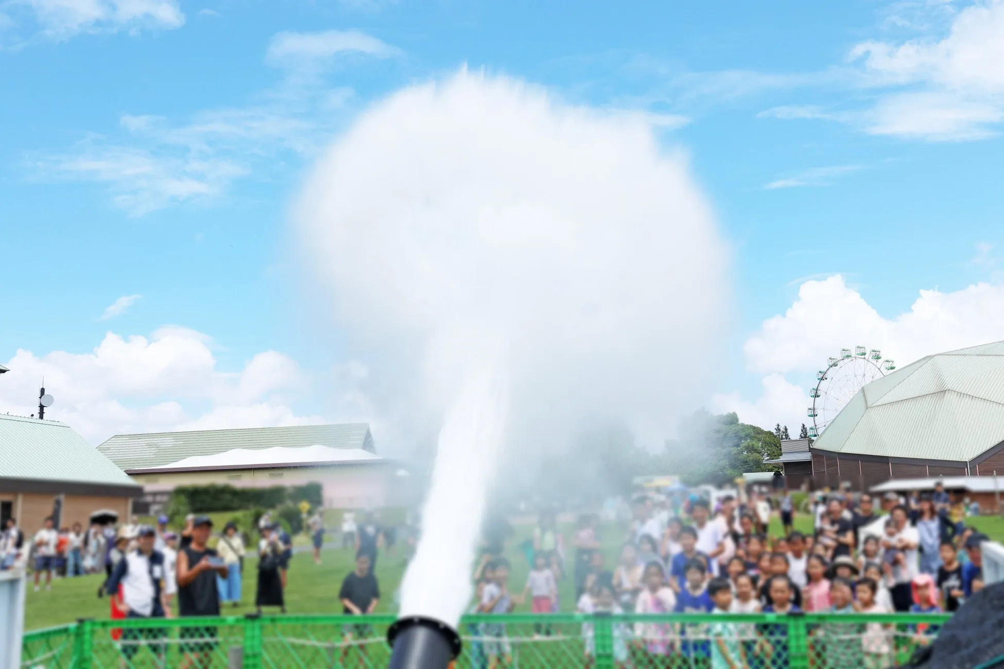 マザー牧場の夏フェスで子どもたちが水遊びを楽しむ様子