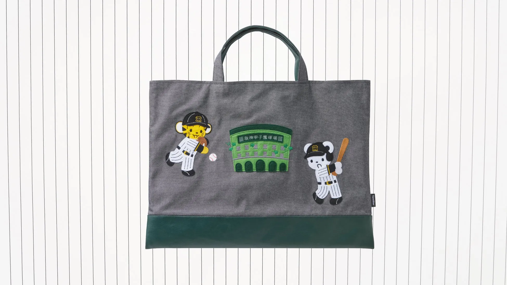 ピッチャー姿のトラッキーとバッター姿のファミちゃんがデザインされたデニムバッグ