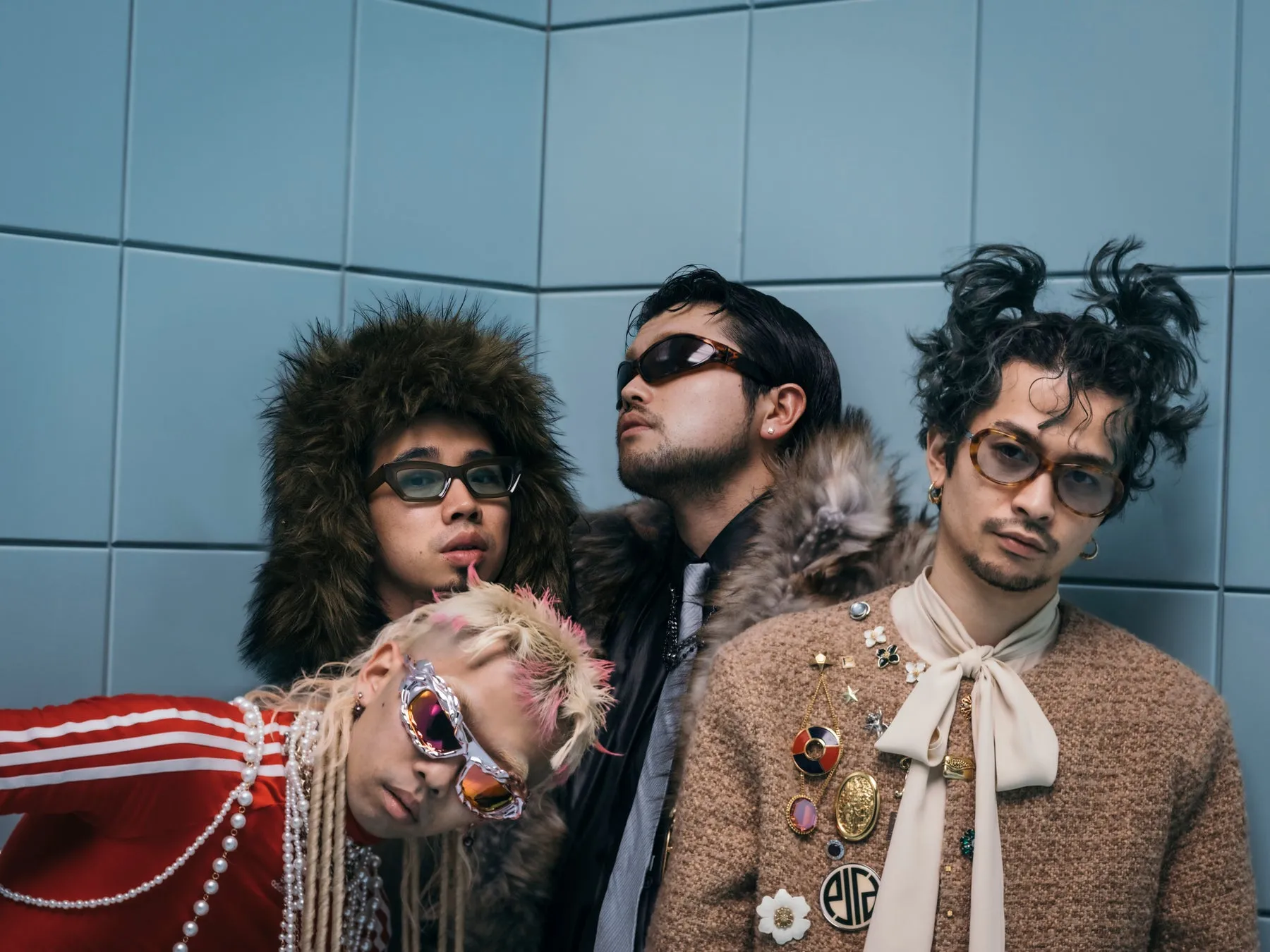 スタイリッシュな服装の4人の男性