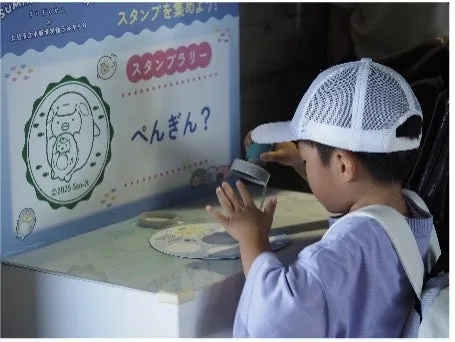 水族館でスタンプラリーに参加する子ども