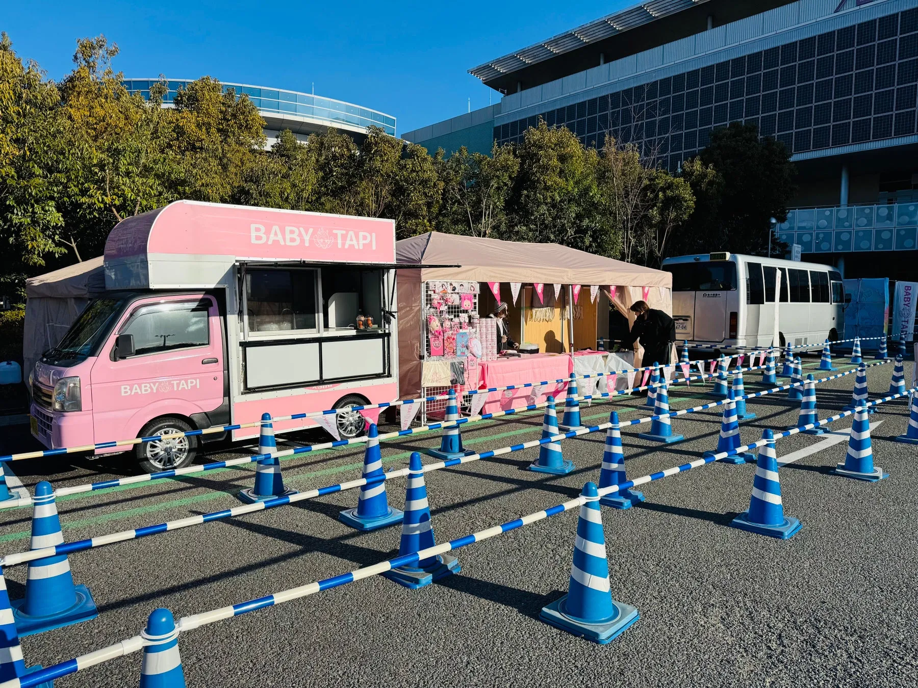ベビタピのフードトラックと青いコーン