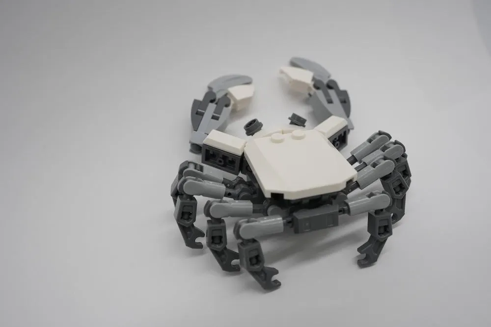 LEGOで作られたカニのモデル