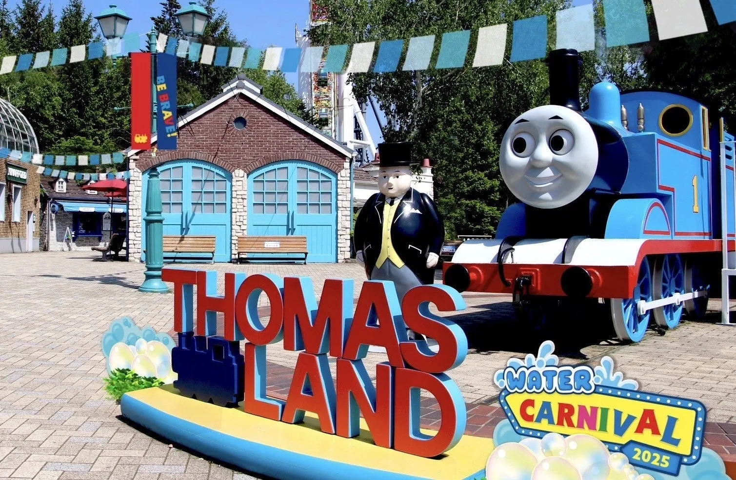 トーマスランドの看板とキャラクター