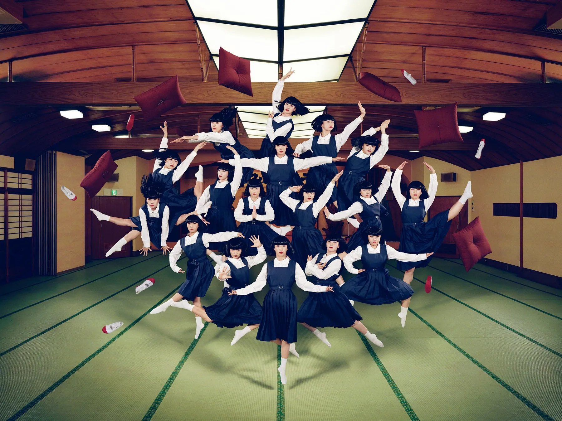 和室でダンスパフォーマンスをする女性たち