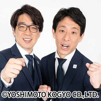 お笑いコンビがスーツを着てポーズ