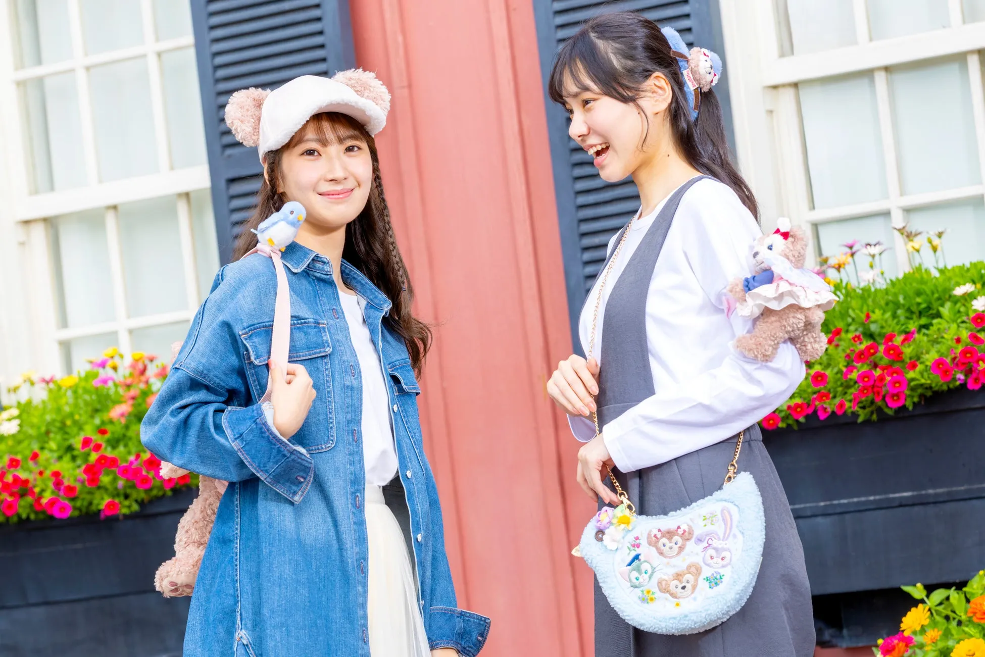 ダッフィー＆フレンズのグッズを身に着けた女性二人