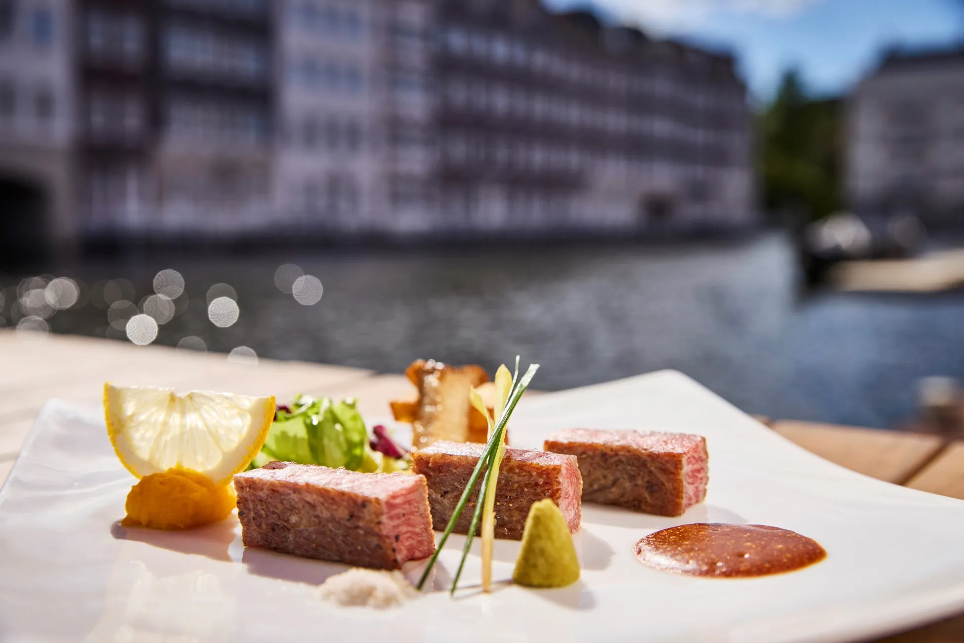 九州産の料理が盛り付けられたプレート